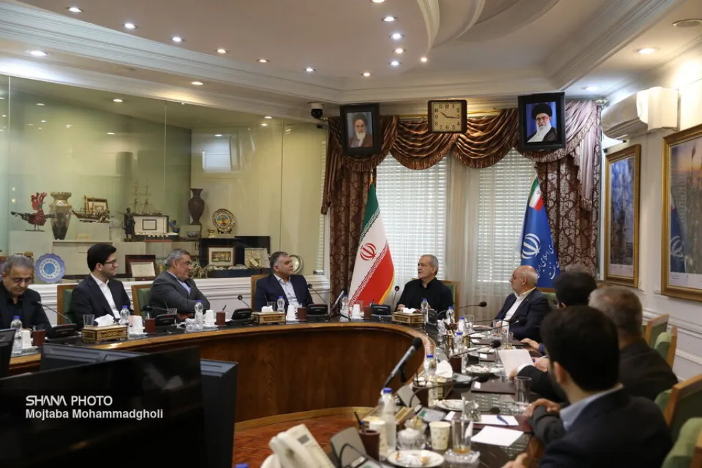 دیدار سرزده رئیسجمهوری از وزارت نفت/ قدردانی از عملکرد ۱۲ روزه در مدیریت جنگ