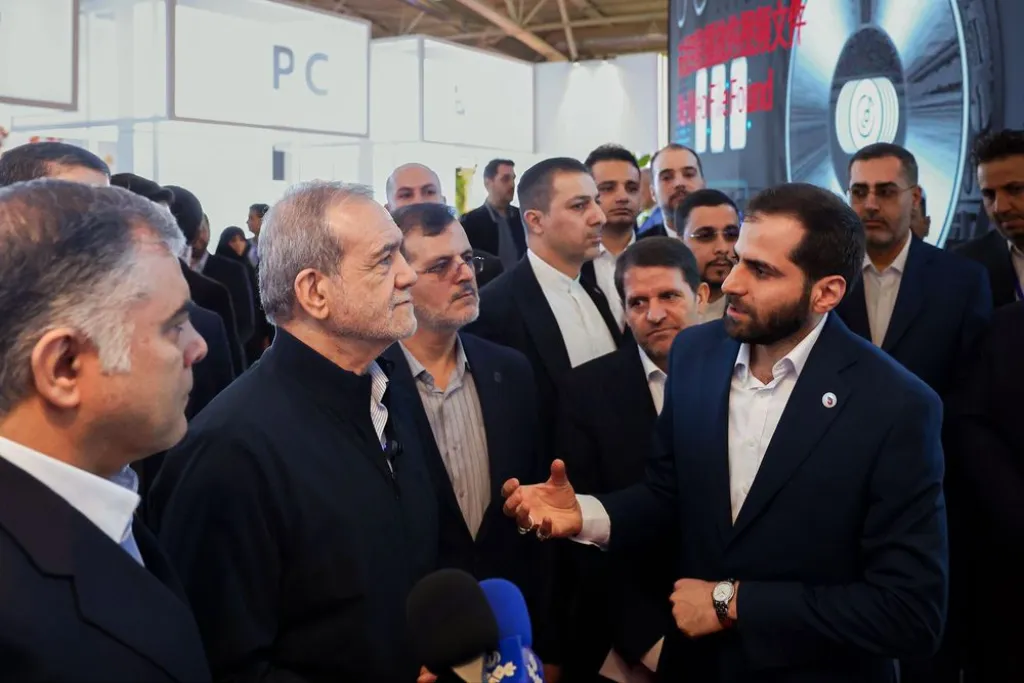 بازدید رئیسجمهور از غرفه آریاساسول