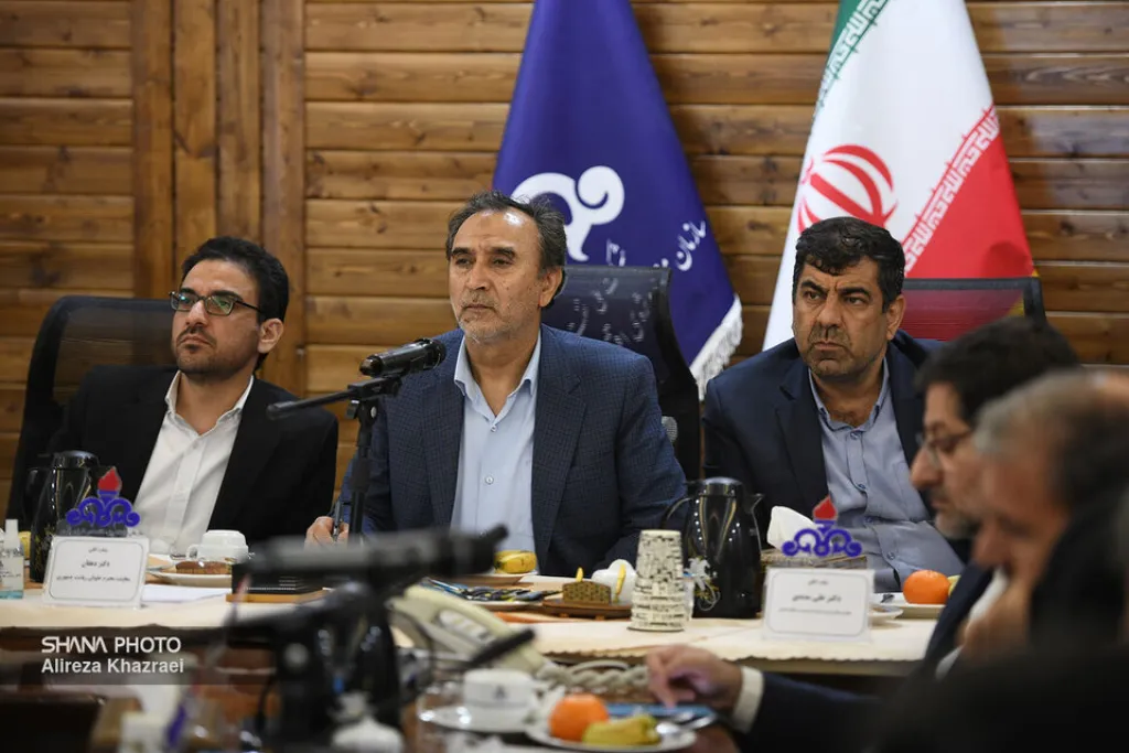 دولت از افزایش سقف حقوق کارکنان صنعت نفت در مناطق سخت عملیاتی حمایت میکند