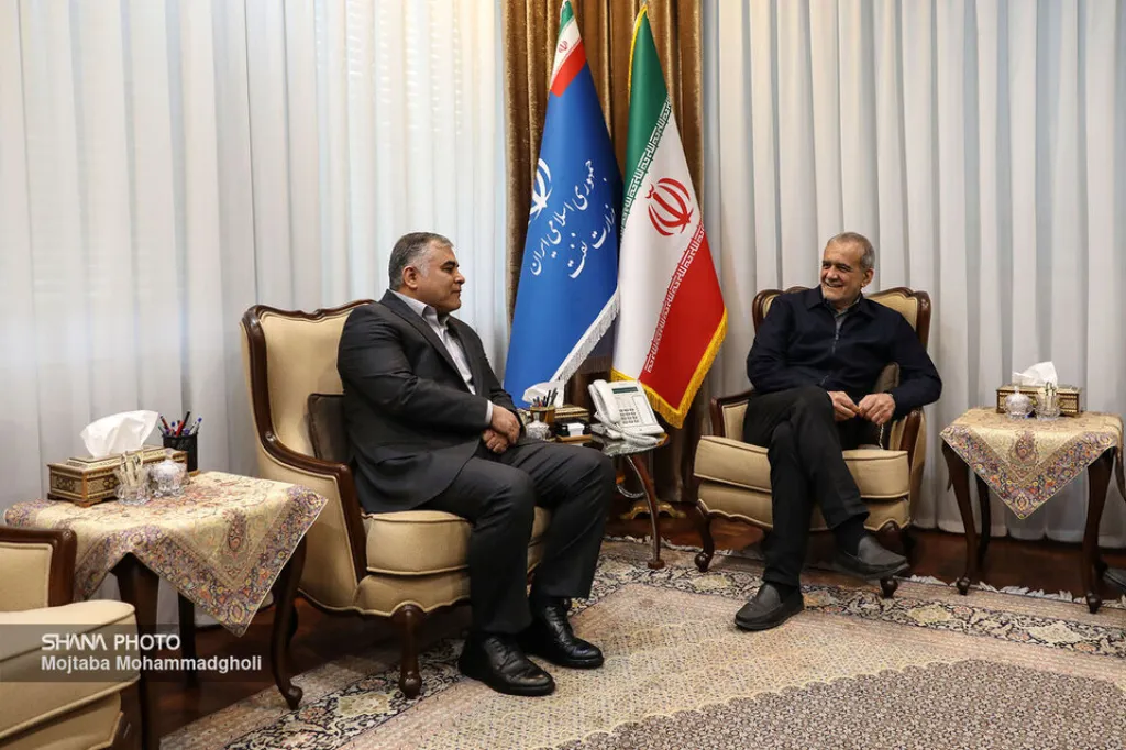 خانواده بزرگ صنعت نفت جانانه پای کار ایران ایستاده‌ است