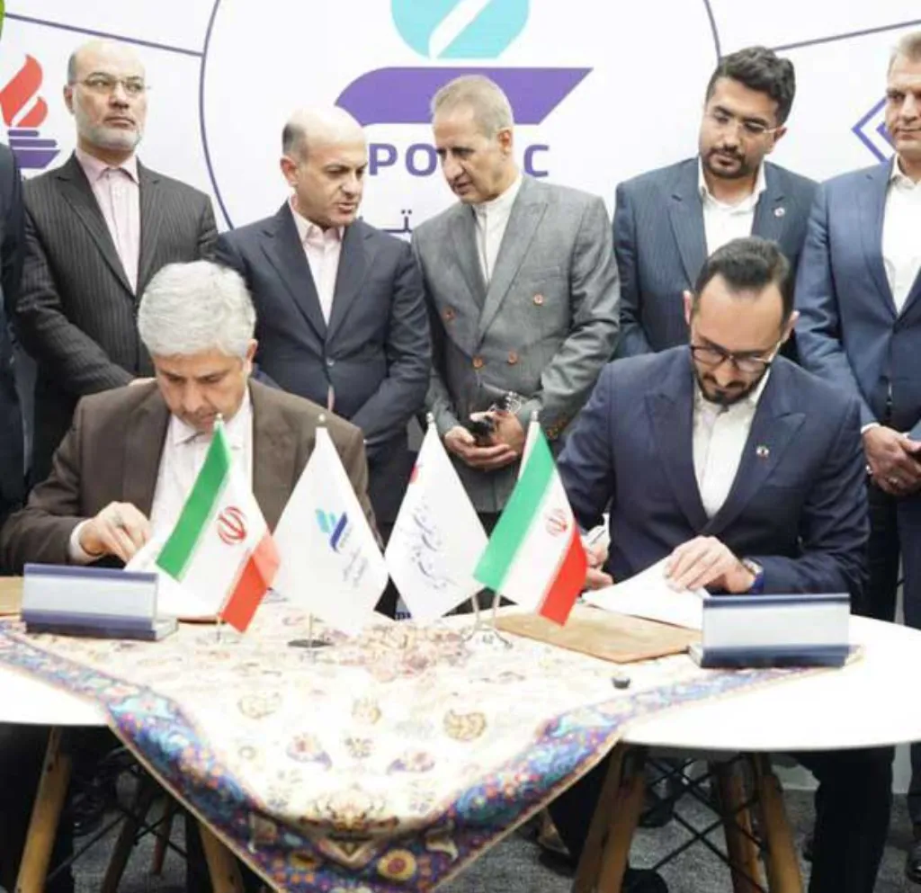 تفاهمنامه همکاری بین پالایش نفت تبریز و اتحادیه صادرکنندگان فرآوردههای نفت، گاز و پتروشیمی در نمایشگاه امضا شد