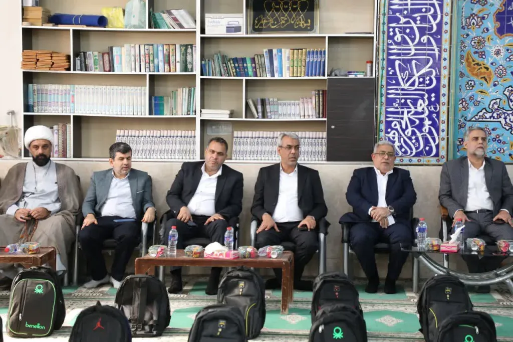 اهدای ۳ هزار بسته تحصیلی به دانشآموزان تحت پوشش كمیته امداد هویزه و سوسنگرد توسط اروندان