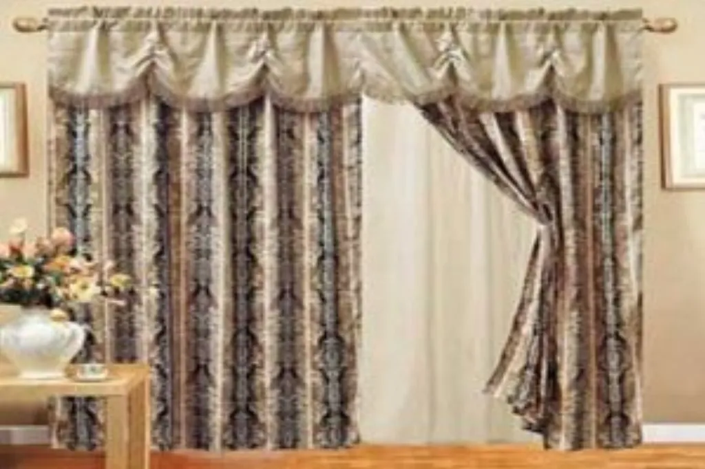 درزگیر درب و پنجره و پرده مناسب منجر به کاهش ۵۰ درصدی هدر رفت گرما و سرما و کاهش ورود صدا به خانه میشود