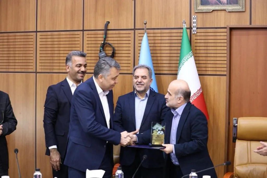 اهداء مدال افتخار سازمان شیلات کشور به شرکت پلیمر آریاساسول