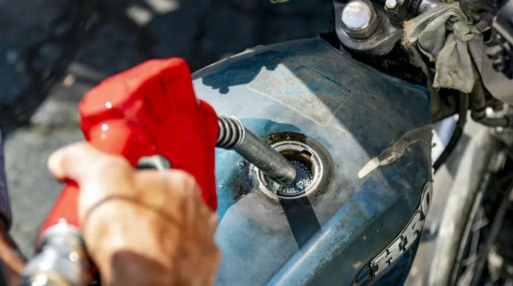 آغاز عرضه بنزین آزاد با لیتری ۵۰۰۰ تومان